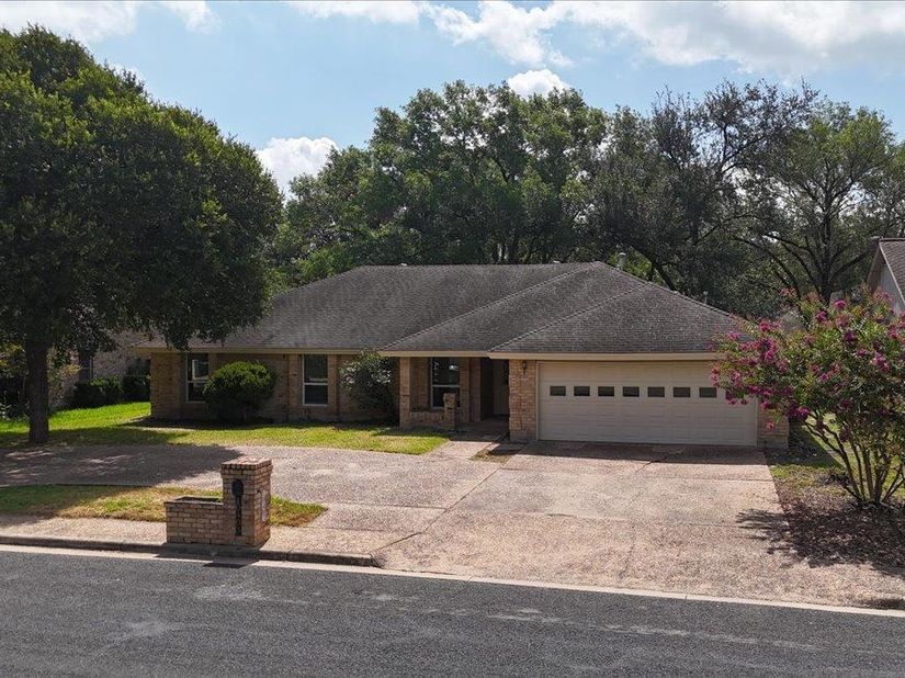 10403 Pinehurst DR, Austin TX 78747
