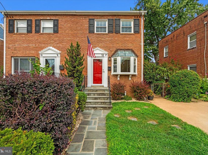 18 E Myrtle Street 1/2, Alexandria VA 22301