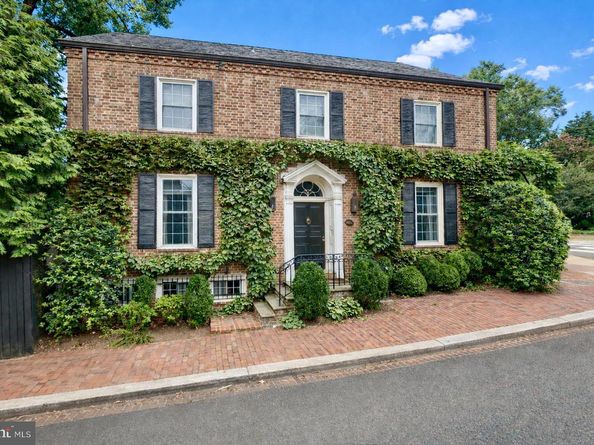 1698 32nd Street NW, Washington DC 20007