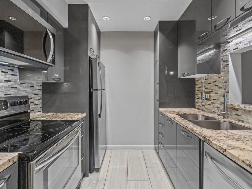 4627 Wild Indigo Street 604, Houston TX 77027