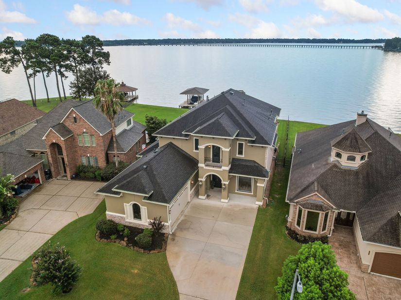8834 Cross Country Drive, Houston TX 77346