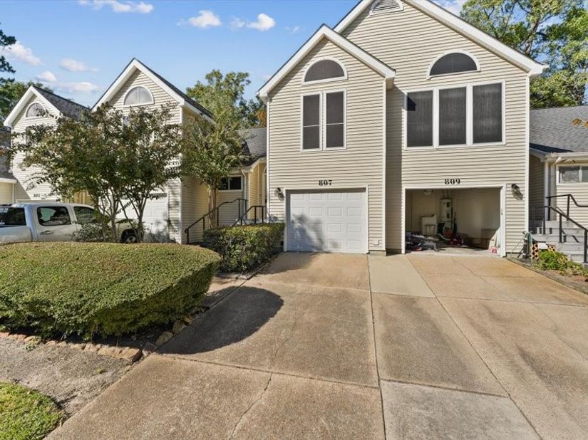 3317 Golden Trails Drive 807, Houston TX 77345