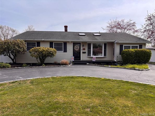 212 Matthews Road, Oakdale NY 11769