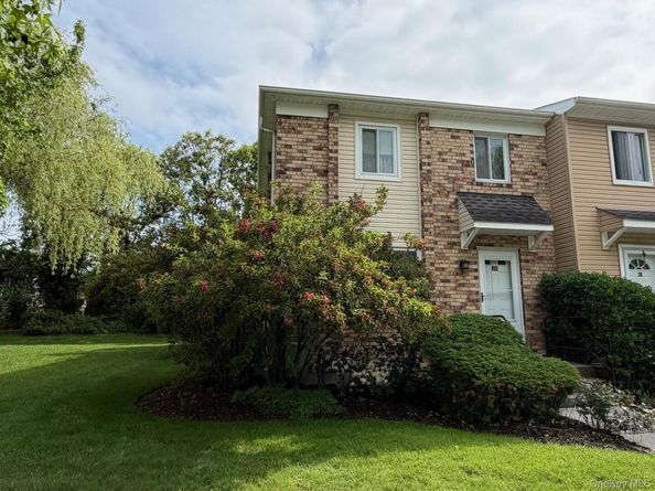 40 Town House Drive, Massapequa Park NY 11762