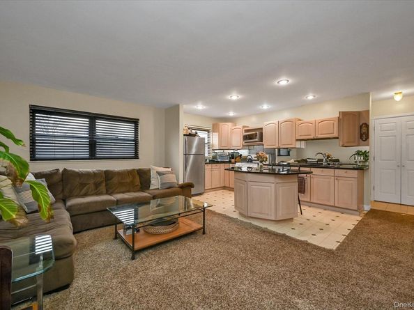 25 Elizabeth Street 2F, Farmingdale NY 11735