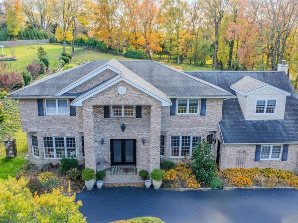 37 Peppermill Lane, Dix Hills NY 11746