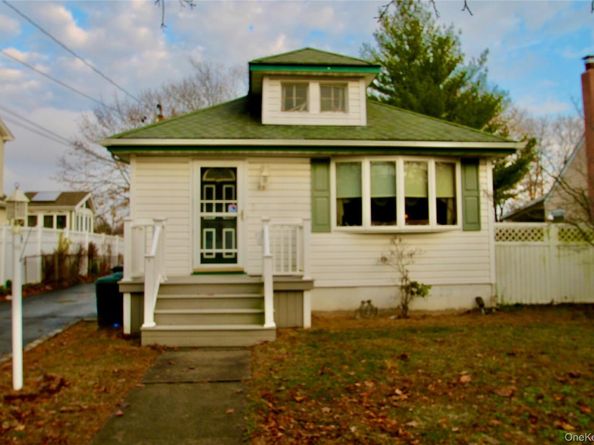 45 Merokee Place, Farmingdale NY 11735