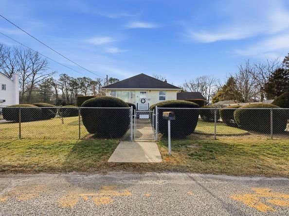 92 Apple Street, Brentwood NY 11717