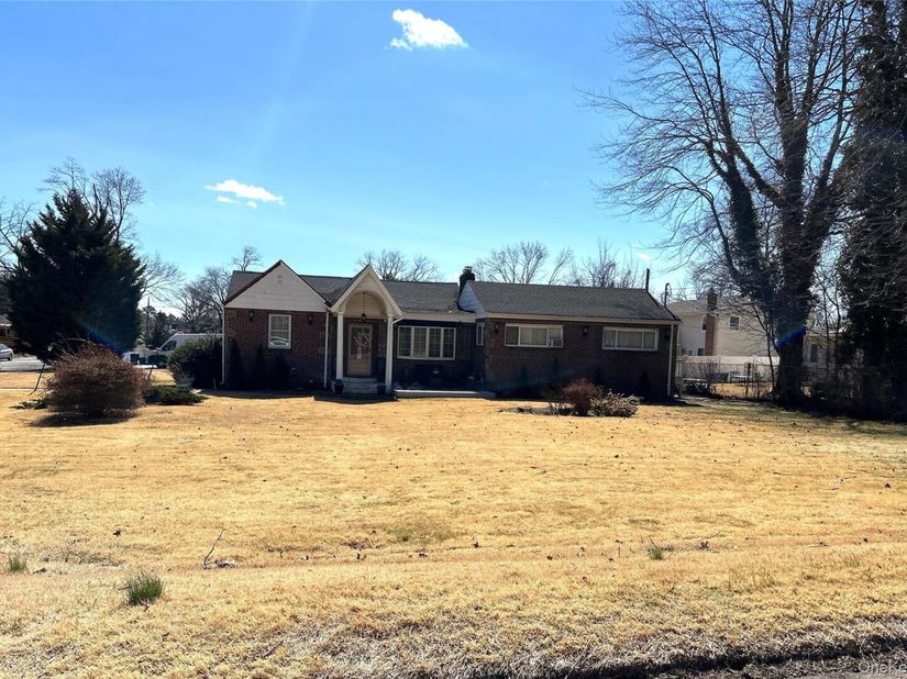 38 Hilltop Lane, Wheatley Heights NY 11798