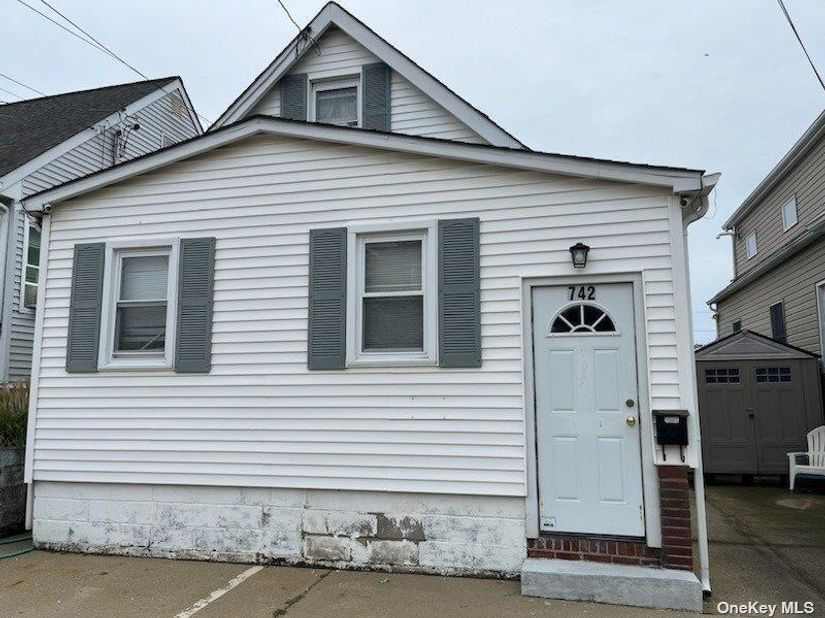 742 S 9th Street, Lindenhurst NY 11757