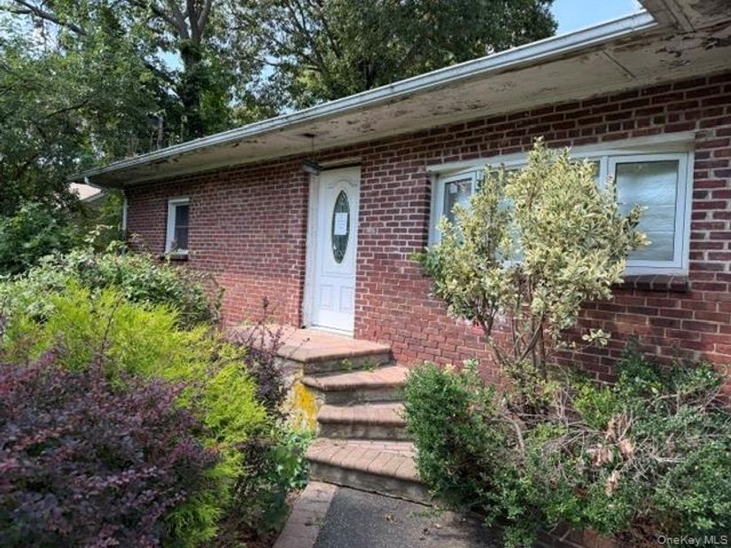 34 Raymond Court, Holbrook NY 11741