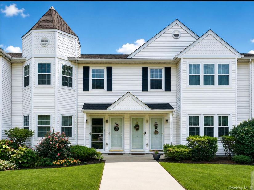 25 Victorian Lane, Medford NY 11763