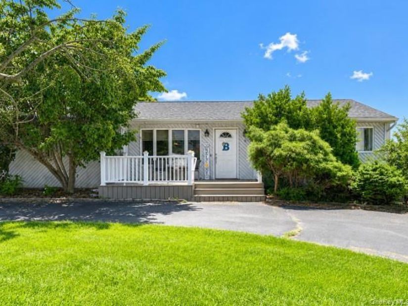 6 Flushing Street, Holtsville NY 11742
