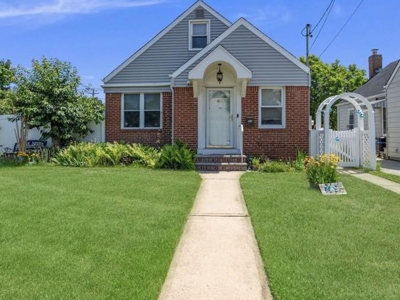 149 Arlington Street, Mineola NY 11501