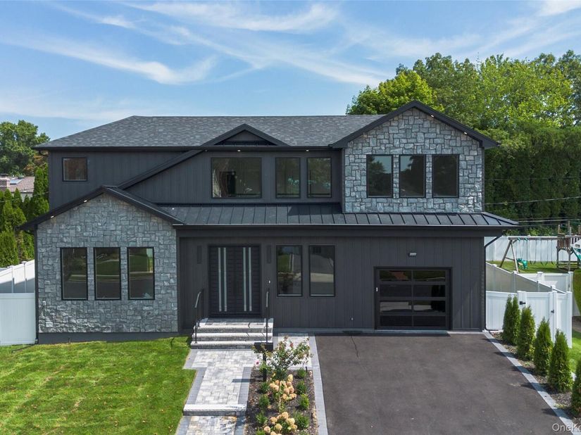 7 Rosewood Place, Plainview NY 11803