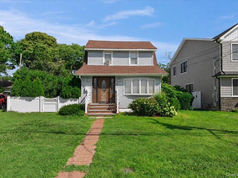 16 Marlboro Place, Bellmore NY 11710