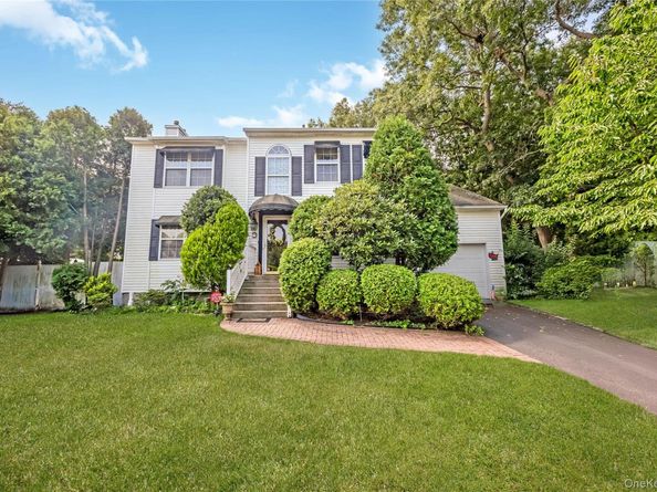 10 Gaetano Lane, Coram NY 11727