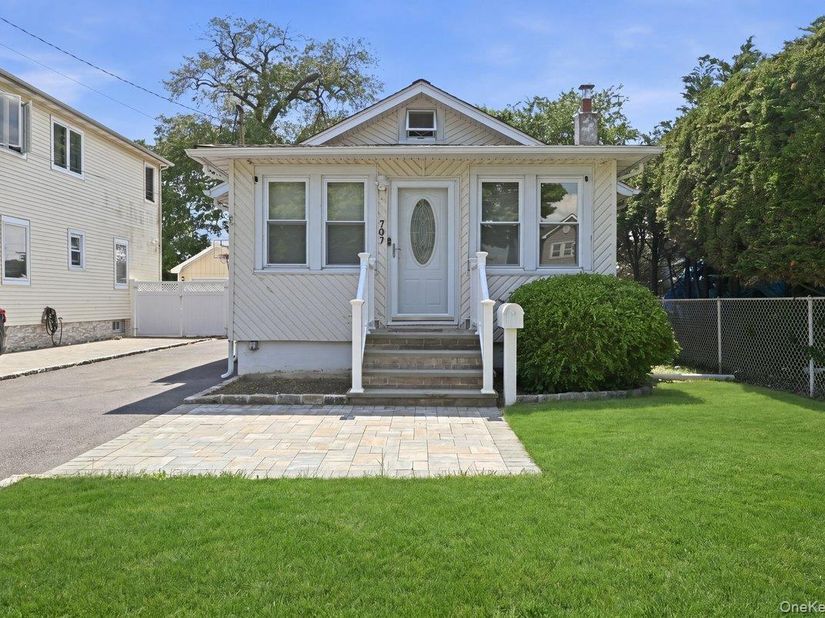 707 5th Street S, Lindenhurst NY 11757
