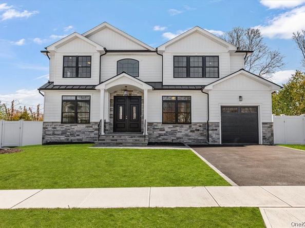 10 Lee Place, Old Bethpage NY 11804