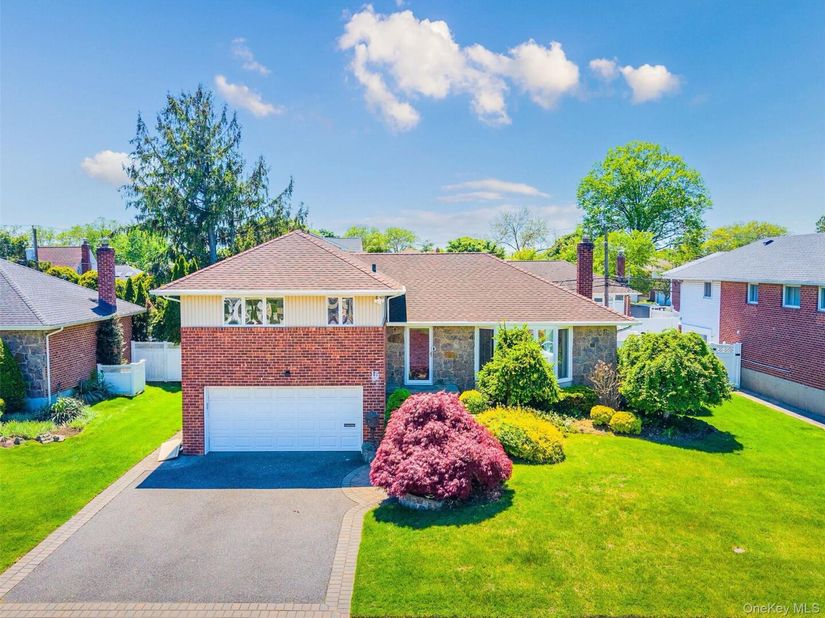 15 Hillvale Road, Syosset NY 11791