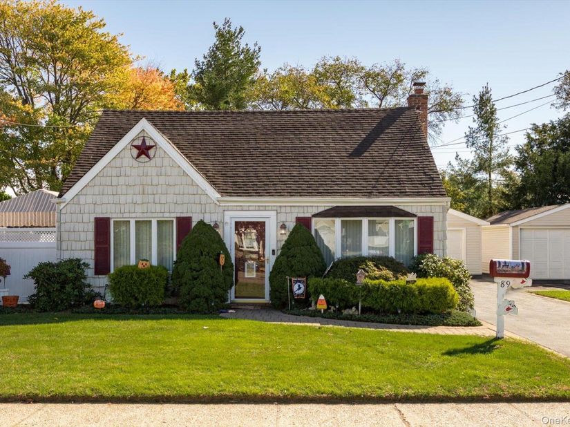89 Birch Avenue E, Farmingdale NY 11735