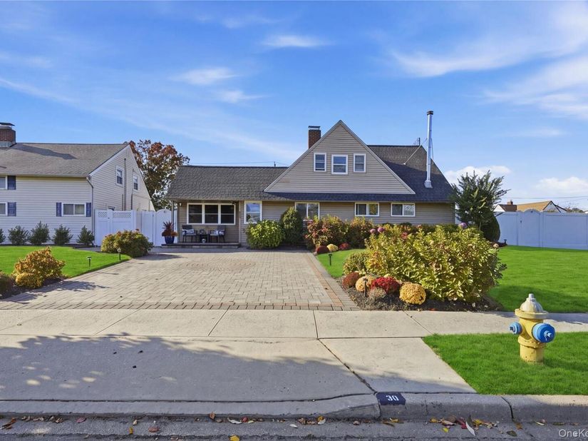 30 Low Lane, Levittown NY 11756
