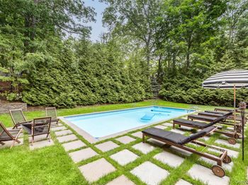 21 Hillside Drive W