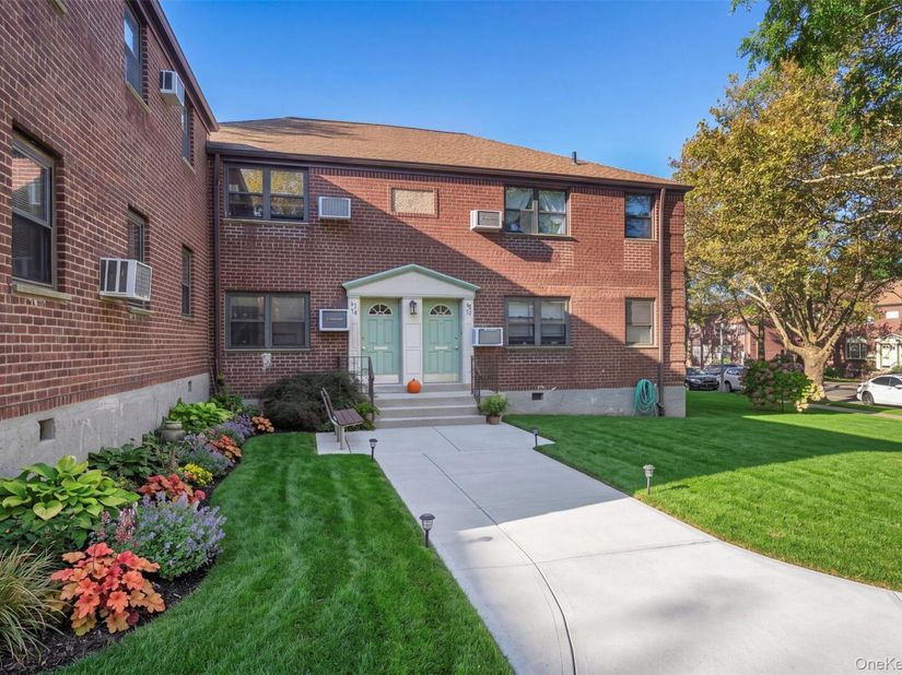 57-74 246th Crescent 5774, Douglaston NY 11362