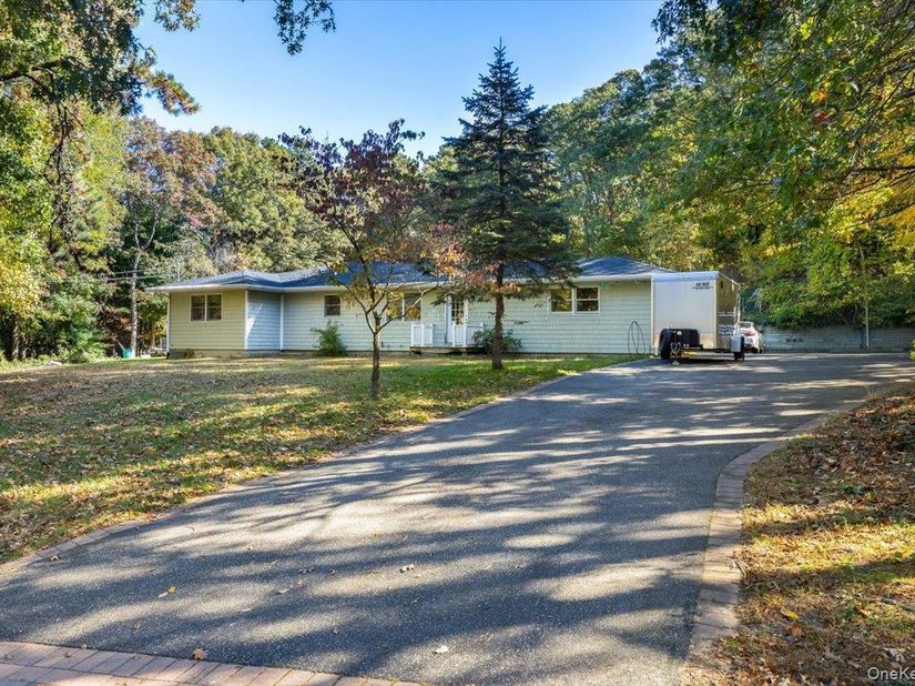 97 Ledgewood Drive, Smithtown NY 11787