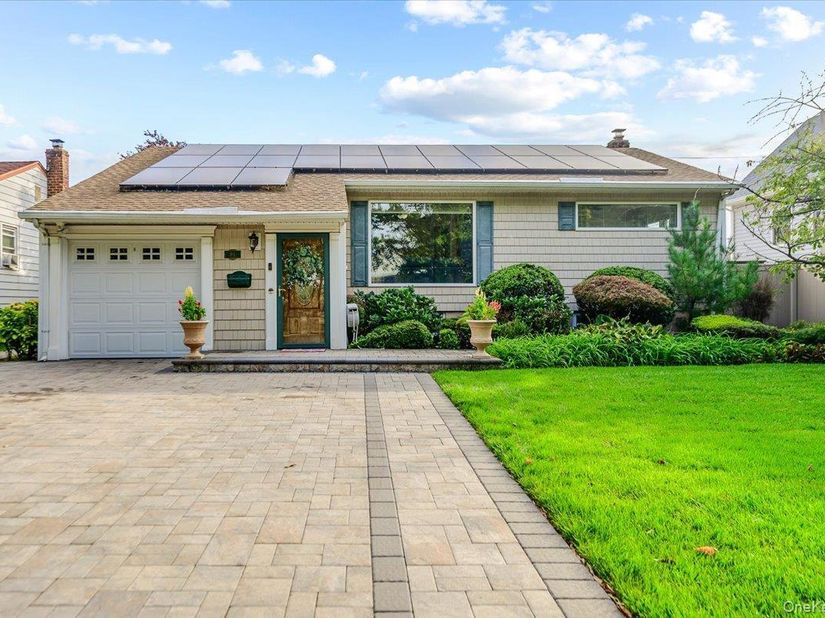 91 Flower Road, Valley Stream NY 11581