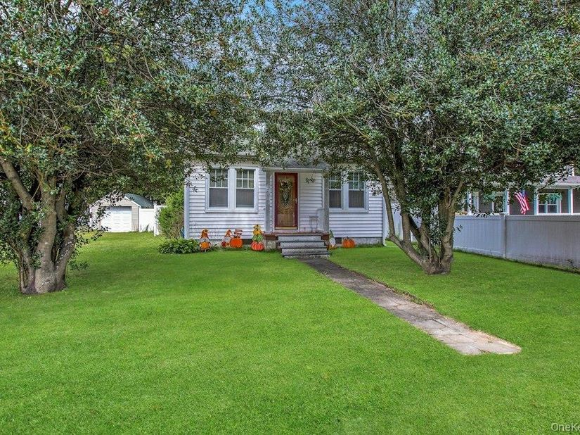 7 Eastover Road, Sayville NY 11782