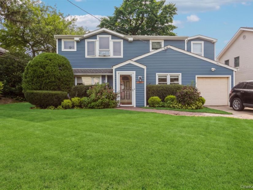 1423 Sturl Avenue, Hewlett NY 11557