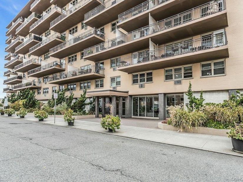 25 Neptune Boulevard 2nd Floor Apt. E, Long Beach NY 11561