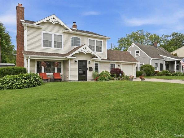 16 Penny Lane, Levittown NY 11756