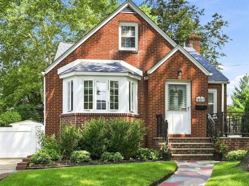 201 E Chester Street, Valley Stream NY 11580