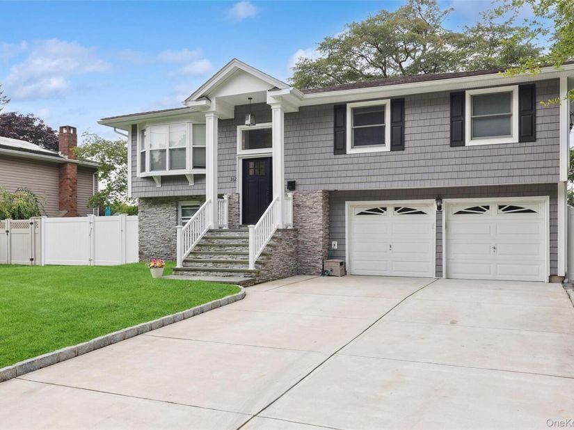 162 Stuyvesant Road, Oakdale NY 11769