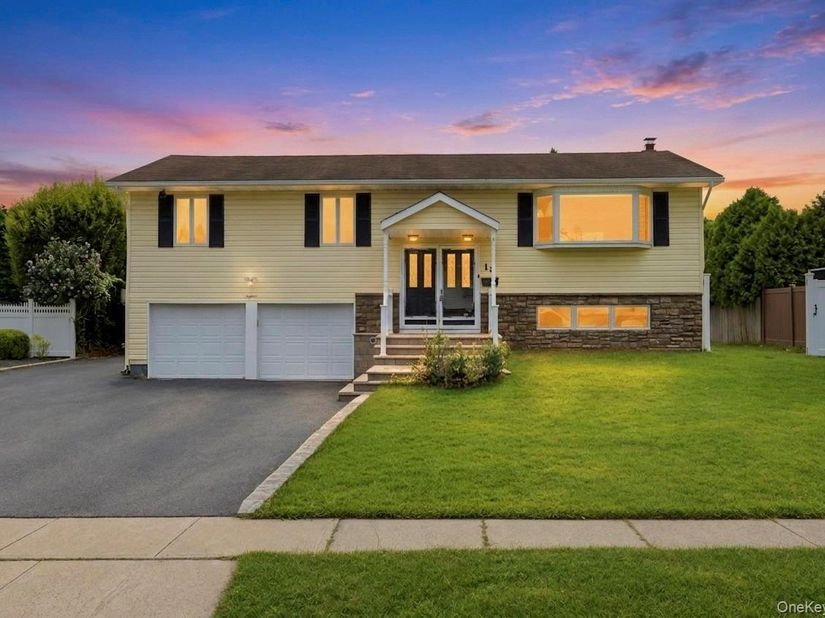 18 Dexter Lane, Kings Park NY 11754