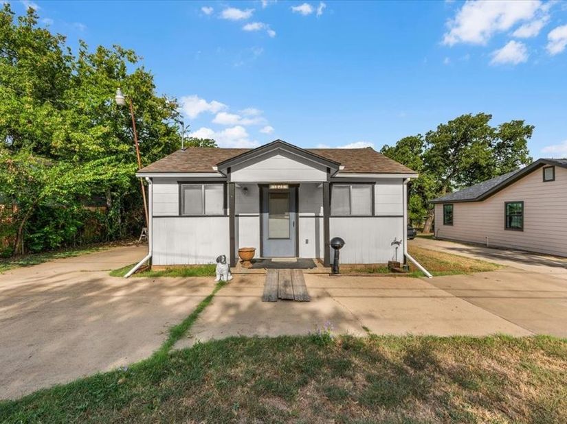 1828  Arch Street , Fort Worth Texas 76105
