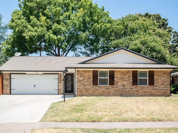 2205  Indian Creek Drive , Irving Texas 75060