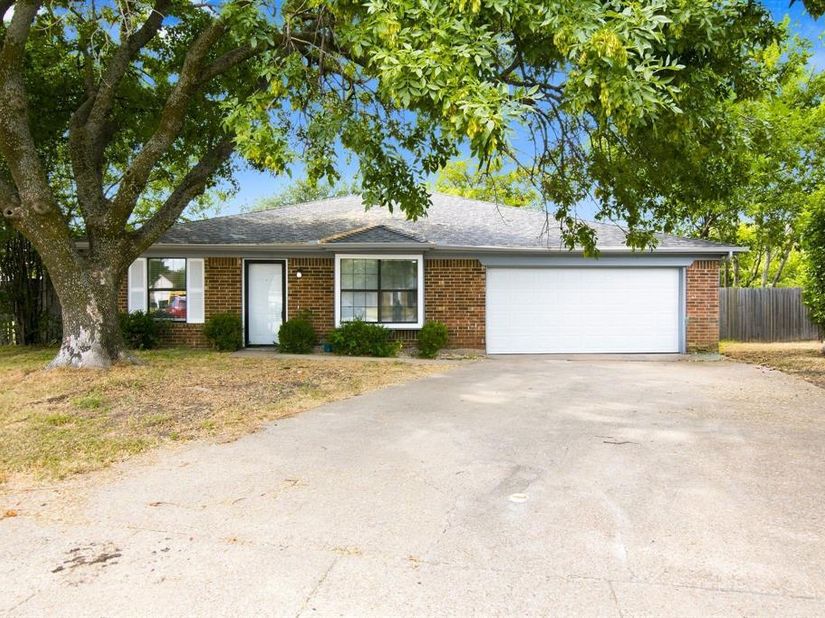 6400  Twin Spruce Court , Arlington Texas 76018