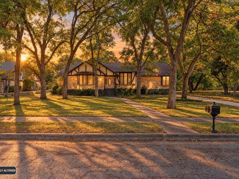 249  Creekwood Drive , Lancaster Texas 75146
