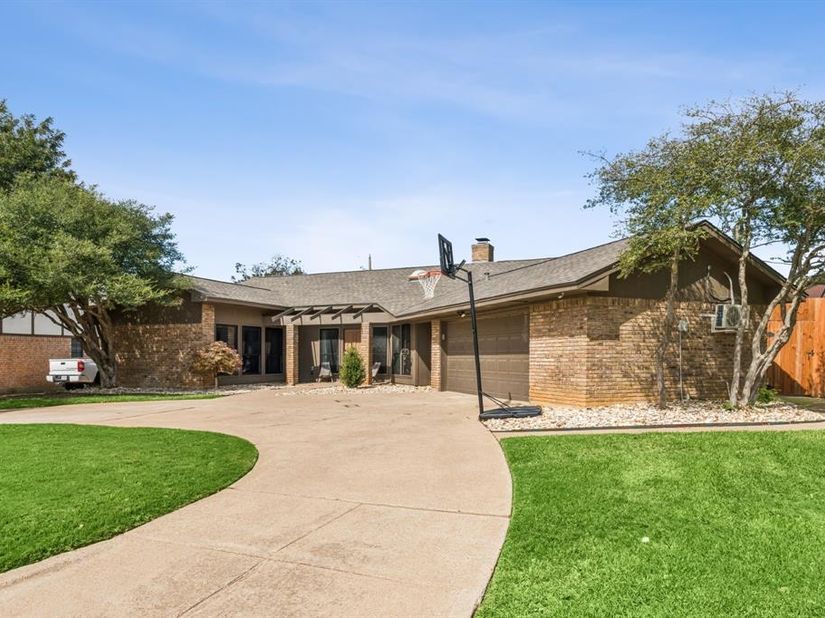 1905  Reverchon Drive , Arlington Texas 76017