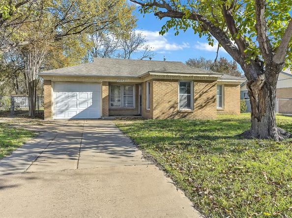 908  Yale Street , River Oaks Texas 76114