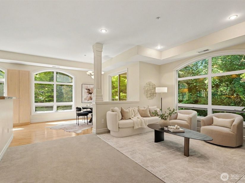 10398 NE 17 Street 204, Bellevue WA 98004