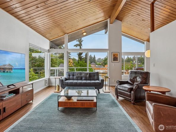 5249 40th Avenue NE 404, Seattle WA 98105