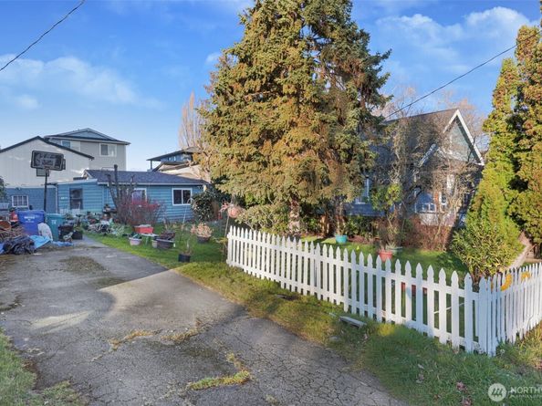 528 N 70th Street, Seattle WA 98103