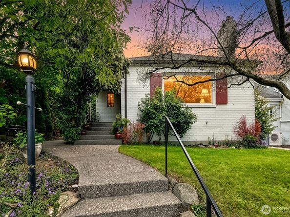 8218 Latona Avenue NE, Seattle WA 98115