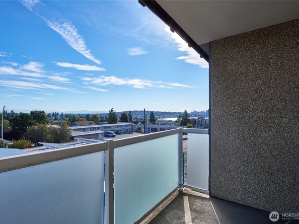 812 N 42nd Street 301, Seattle WA 98103