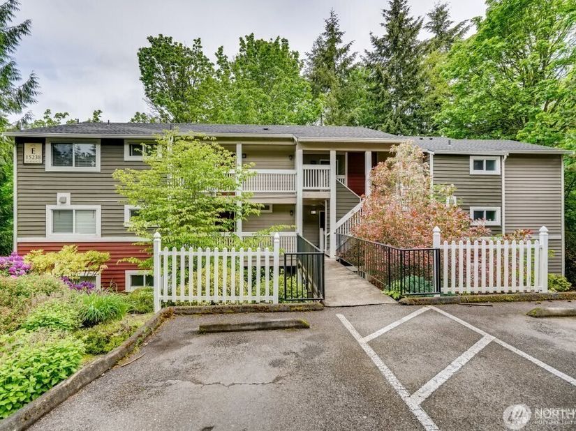15238 SE 43rd Court E301, Bellevue WA 98006