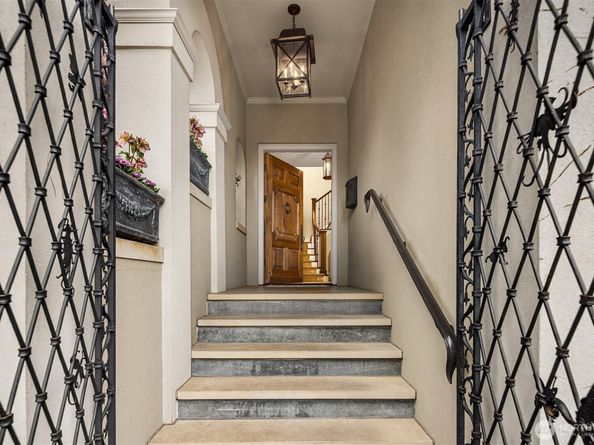 463 39th Avenue E, Seattle WA 98112